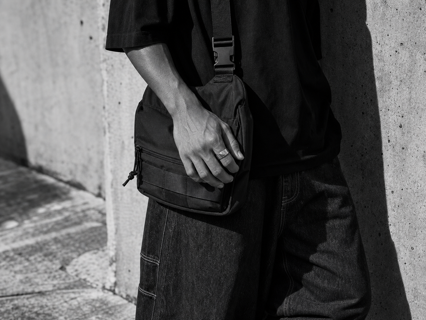 Detalhe de bolsa utilitária e roupa streetwear