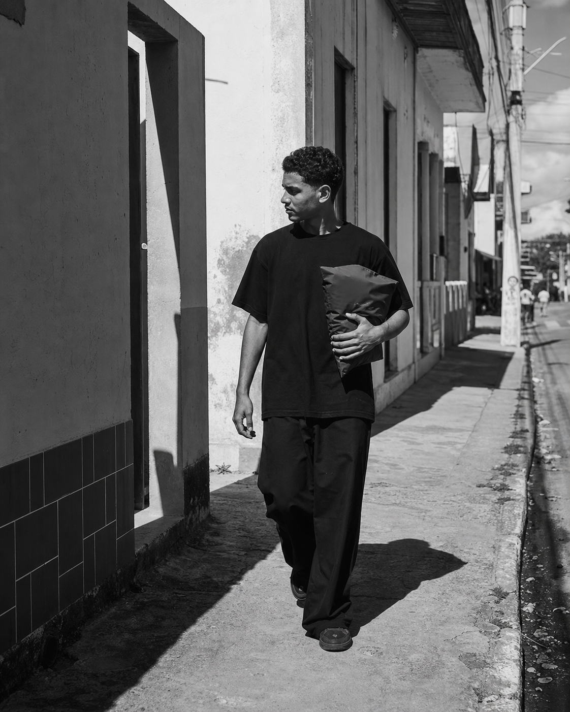 Entrega local de roupa em uma rua de Lagarto